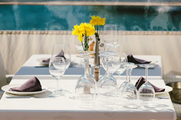 Ustawienie stołu w restaurację na świeżym powietrzu — Zdjęcie stockowe