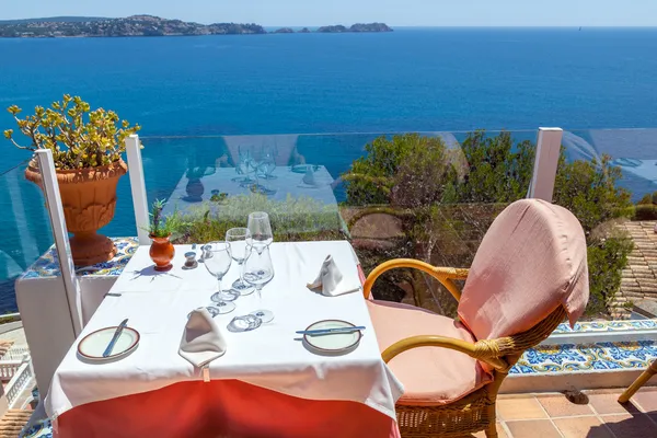 Landelijk restaurant met uitzicht op zee — Stockfoto