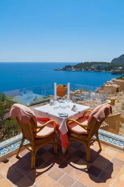 Сельский ресторан с видом на море — стоковое фото