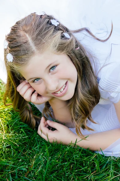 Meisje in haar eerste communie dag — Stockfoto