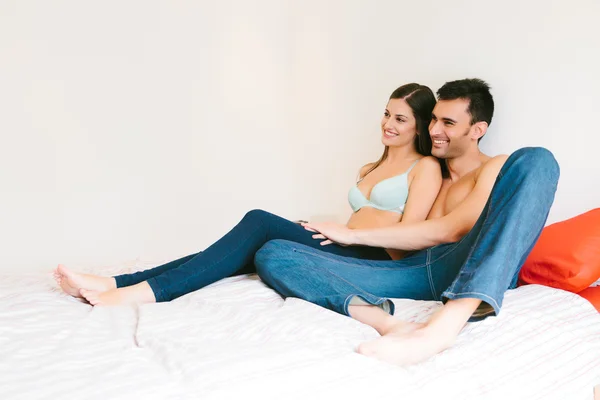 Casal Casual Jovem na cama — Fotografia de Stock