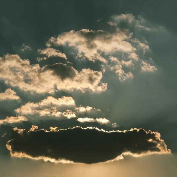 Ακτίνες του ήλιου, πάνω από τα σύννεφα — Φωτογραφία Αρχείου