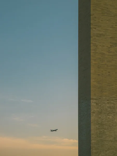 Airplane approaching to the Washington Monument — Stock Photo, Image