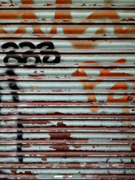 Graffiti arka planda bir demir kapı — Stok fotoğraf