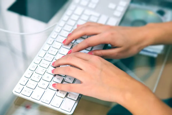 Kadın onu laptop yazarak — Stok fotoğraf
