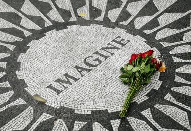 çilek alanlar, john lennon Anıtı