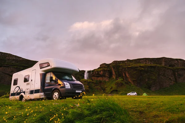 Mobilheim auf einem landschaftlich reizvollen isländischen Campingplatz — Stockfoto