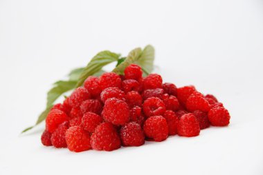 Beyaz arka planda yapraklı ahududu