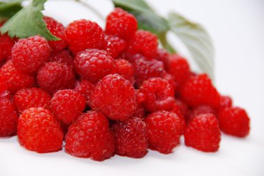 Beyaz arka planda yapraklı ahududu