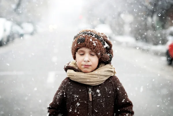 Kış portre portre sevimli, küçük bir çocuk