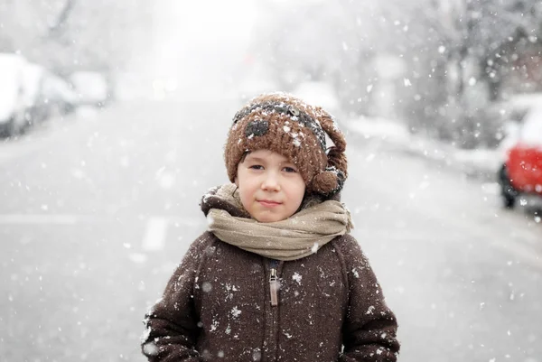 Inverno close-up retrato de um menino bonito — Fotografia de Stock