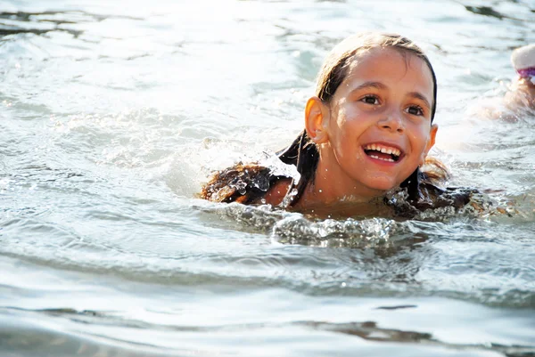 शुभेच्छा सुंदर लहान मुलगी पाण्यात पोहणे — स्टॉक फोटो, इमेज