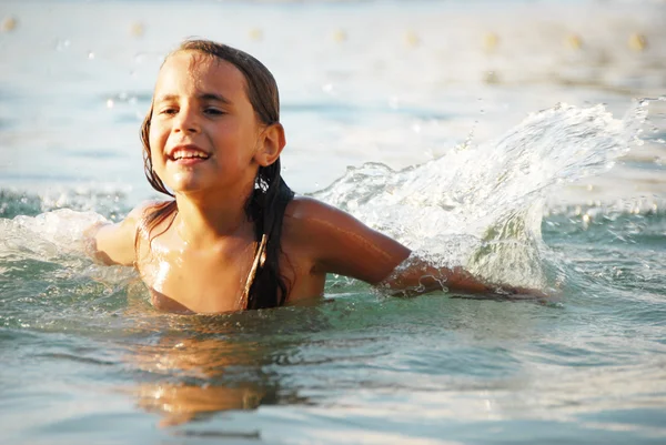 Feliz bonito menina nadando na água — Fotografia de Stock