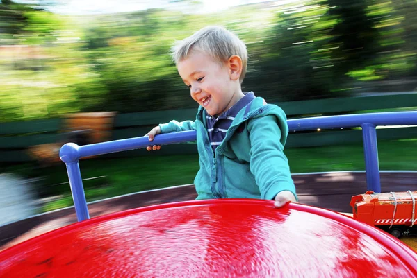 Gelukkig kleine jongen op de carrousel — Stockfoto