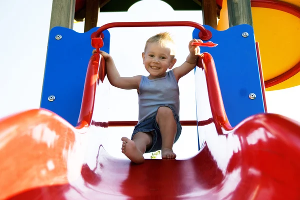 Kleine jongen op de dia. — Stockfoto