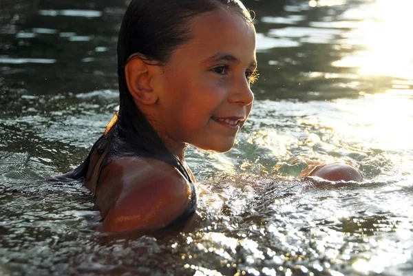 Feliz linda niña nadando en el agua — Foto de Stock