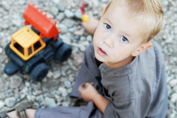 Ragazzo ritratto all'aperto — Foto Stock