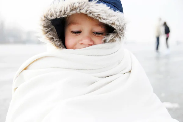 Glücklich lächelnder Junge in Winterkleidung — Stockfoto