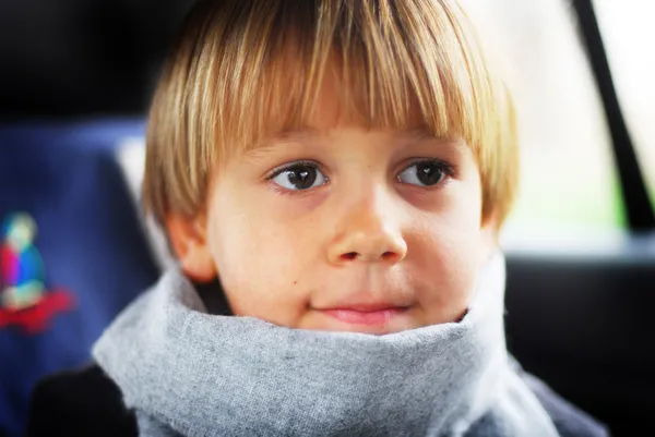 Porträt eines kleinen Jungen im Auto — Stockfoto