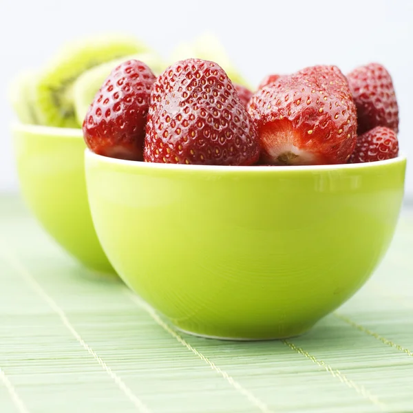 녹색 그릇에 신선한 과일의 컬렉션 — 스톡 사진