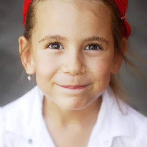 Retrato de cerca de una niña feliz y sonriente — Foto de Stock
