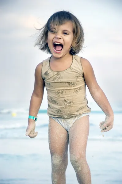 Søt jente på stranda. – stockfoto