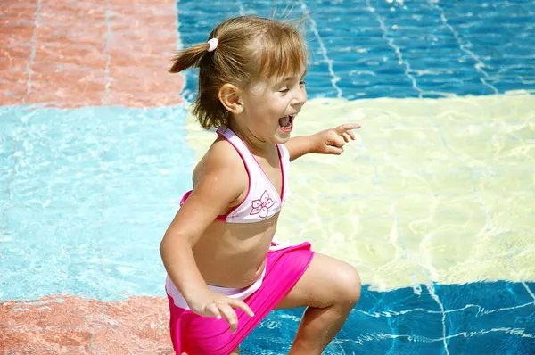 Liten jente i et svømmebasseng – stockfoto