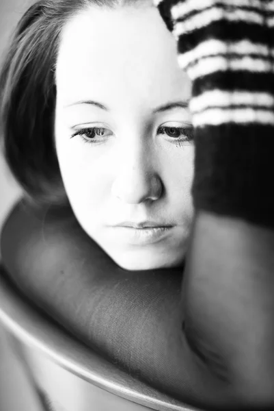 Retrato de cerca de una joven que parece deprimida — Foto de Stock