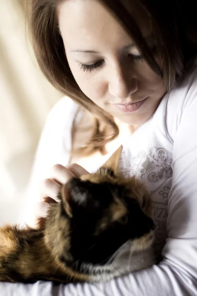 猫を持つ若い女性 — ストック写真