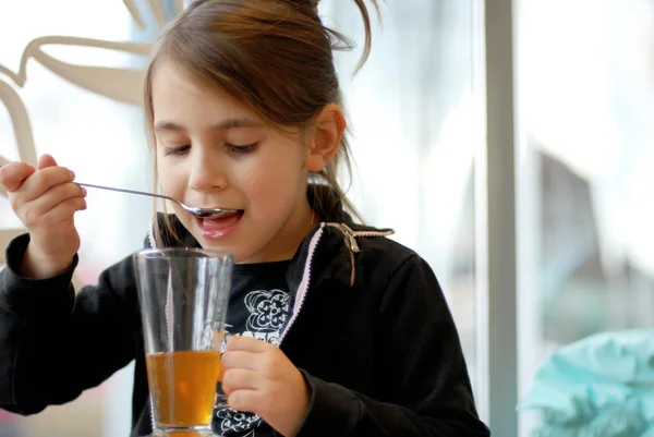 Niña bebiendo té en la cafetería — Foto de Stock