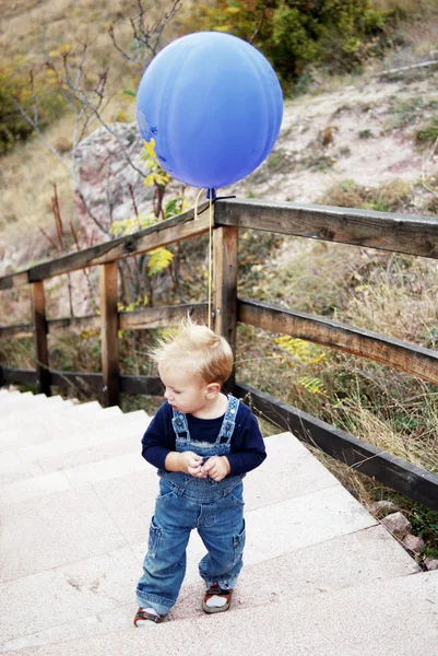 Liten pojke med ballong — Stockfoto
