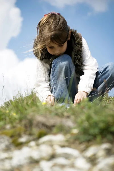 Menina no topo da colina — Fotografia de Stock