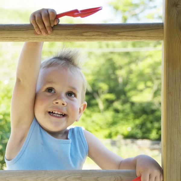 Kleiner Junge spielt auf dem Spielplatz — Stockfoto