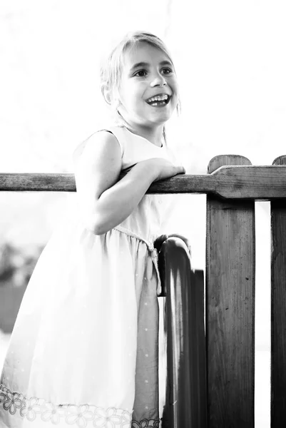 Junges Mädchen spielt auf dem Spielplatz — Stockfoto