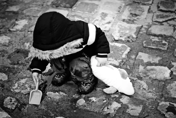 Kleiner Junge im Winter — Stockfoto