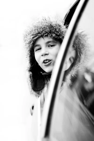 Klein meisje in de auto — Stockfoto
