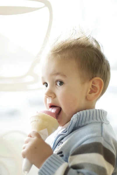 Маленький мальчик ест мороженое — стоковое фото