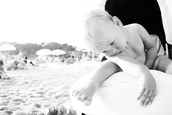 Kleiner Junge am Strand — Stockfoto
