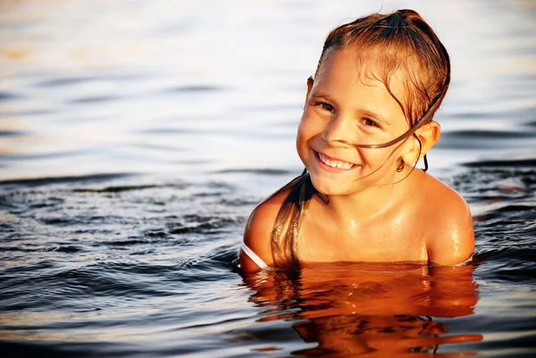 Happy Cute little girl swimming in water — Stock Photo, Image