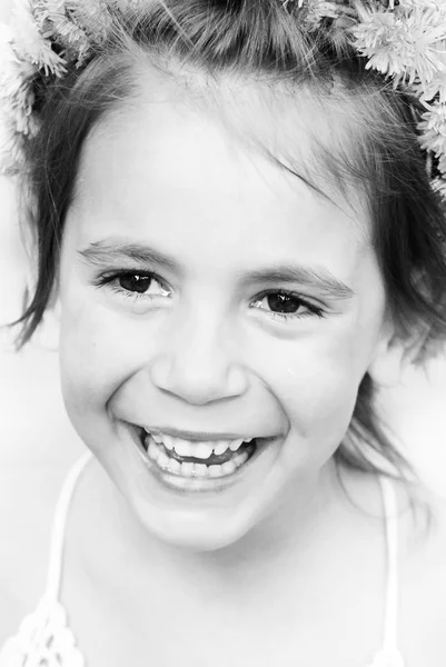 Hermosa niña riendo y llorando — Foto de Stock