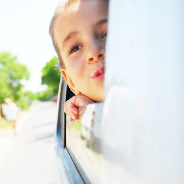 Fille dans la voiture regarder jeter fenêtre — Photo