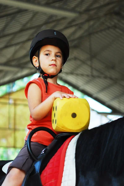 Jong meisje berijden van een paard — Stockfoto