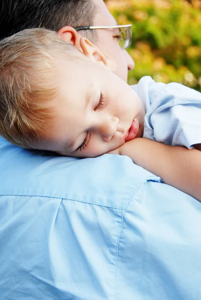 Мальчик спит на папином плече — стоковое фото