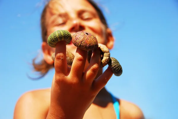 Retrato de menina com concha de ouriço do mar — Fotografia de Stock