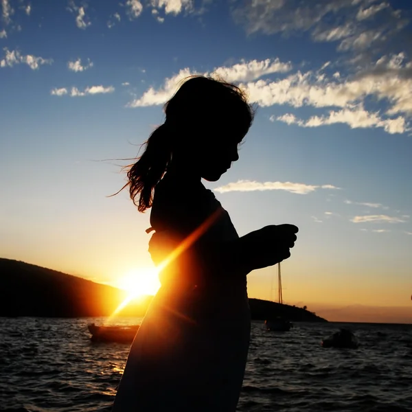 Niña jugando en la playa — Foto de Stock