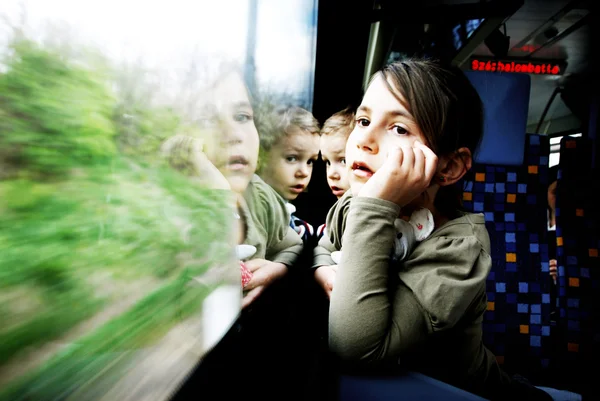 Menina e menino viajam em um trem Imagem De Stock