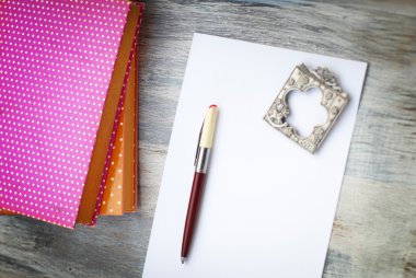 boş kağıt üzerinde ahşap tablo