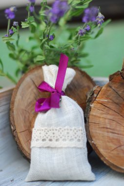 Lavanta torbası ve ahşap kutu üzerinde bazı taze lavanta çiçekleri