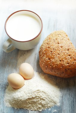 süt, ekmek, yumurta, un ve buğday vintage ahşap zemin