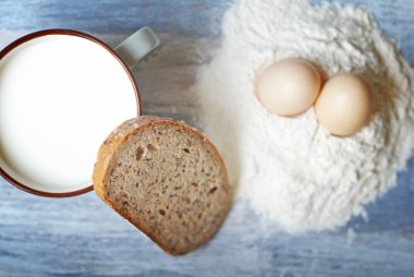 süt, ekmek, yumurta, un ve buğday vintage ahşap zemin